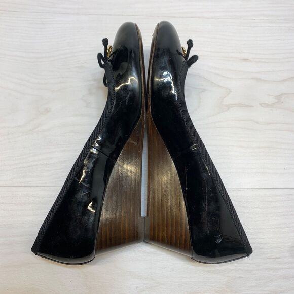 TORY BURCH/ Logo Charm Bow Patent Leather Wedge Sole Pumps Black Womens Size: 7M - Picture 3 of 10